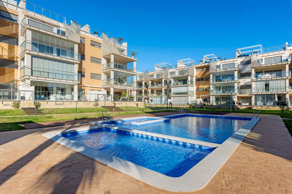 Lujosa planta baja con 2 dormitorios, piscinas y garaje en Villamartin