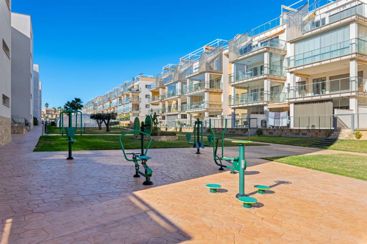 Lujosa planta baja con 2 dormitorios, piscinas y garaje en Villamartin