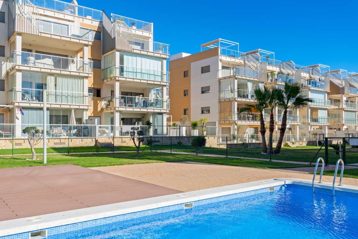 Lujosa planta baja con 2 dormitorios, piscinas y garaje en Villamartin