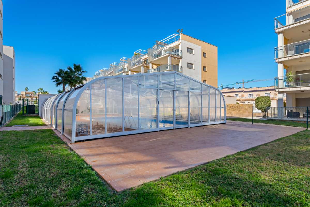 Lujosa planta baja con 2 dormitorios, piscinas y garaje en Villamartin