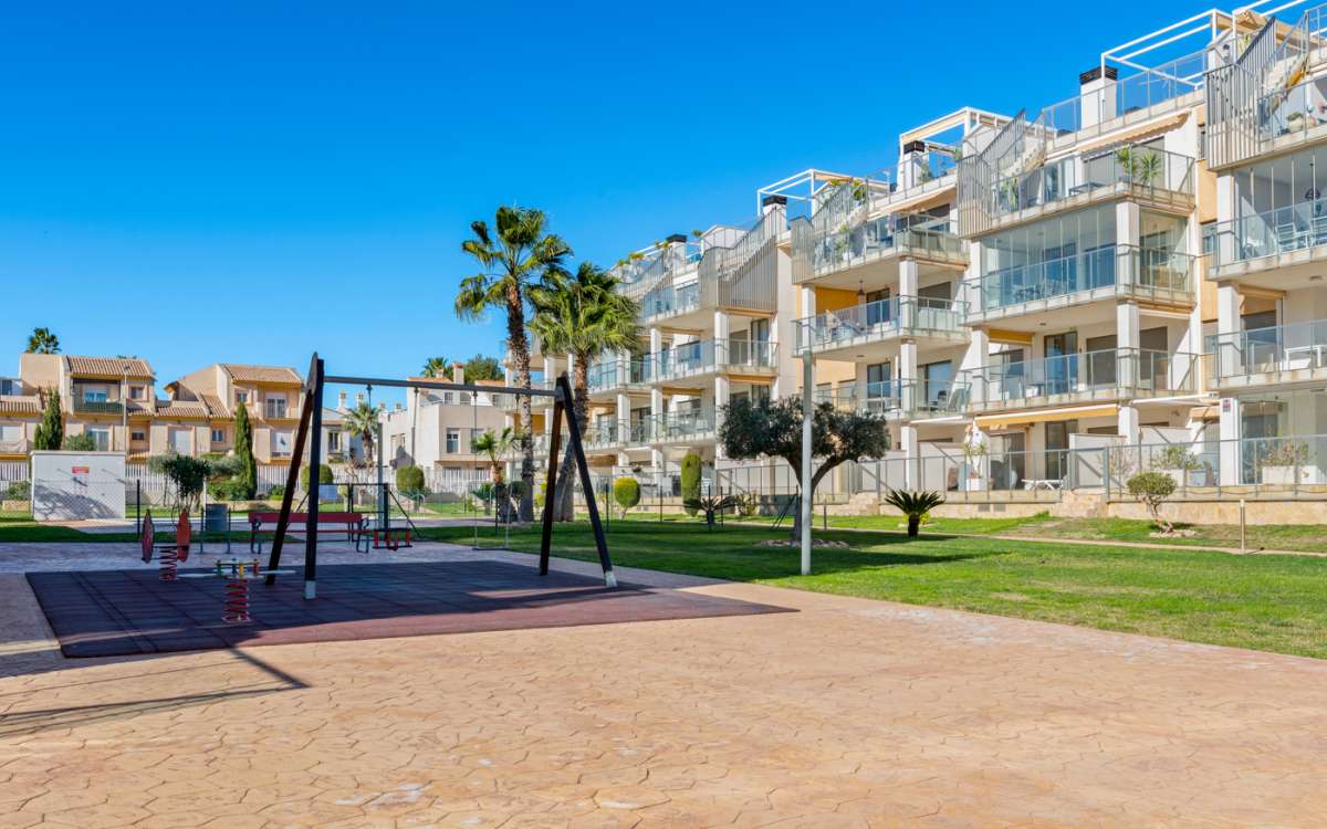 Lujosa planta baja con 2 dormitorios, piscinas y garaje en Villamartin