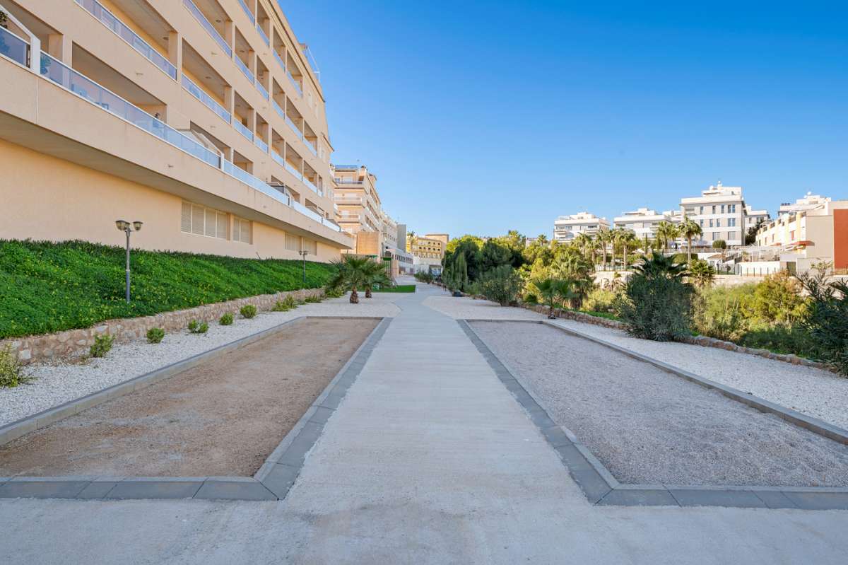 Apartamento segunda planta con 2 dormitorios, piscinas y sauna en Villamartin