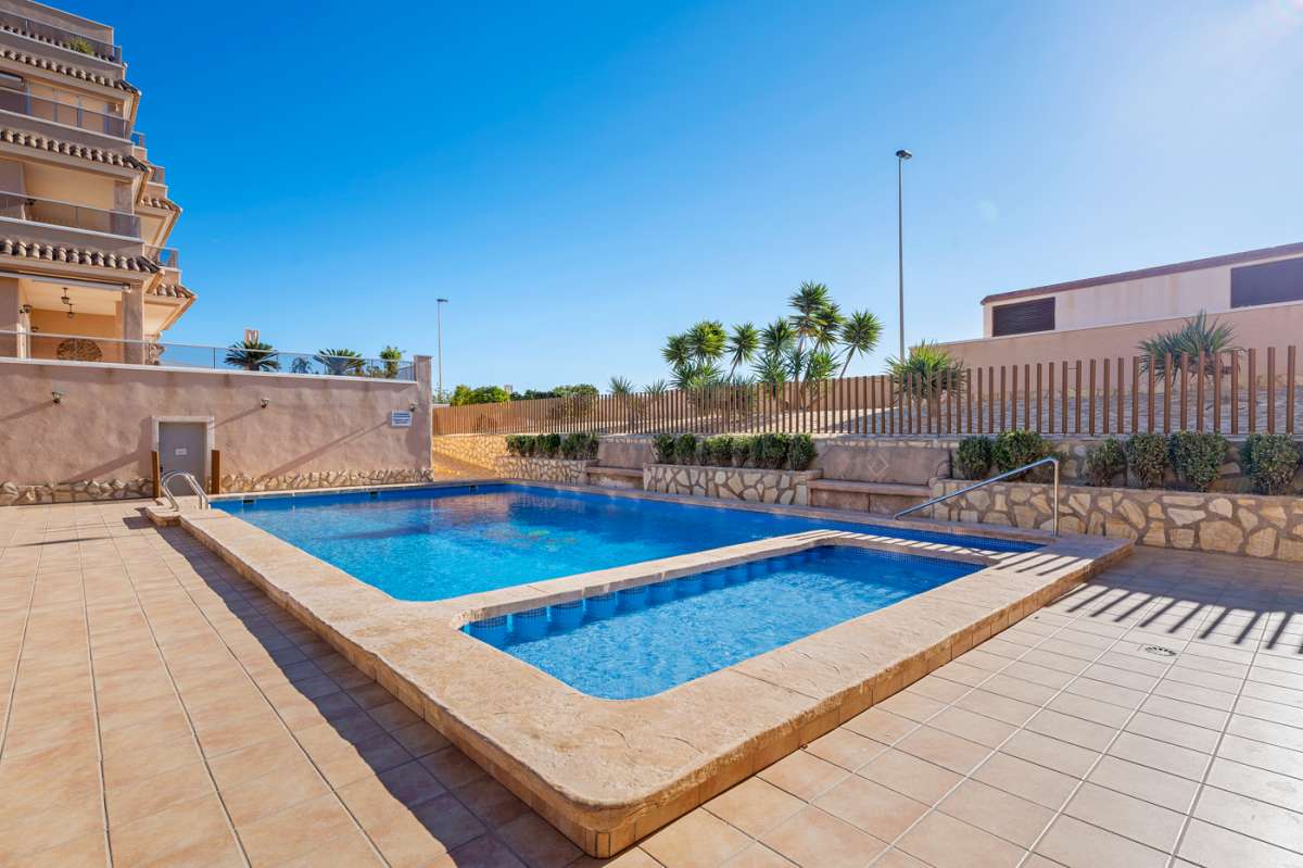 Apartamento segunda planta con 2 dormitorios, piscinas y sauna en Villamartin