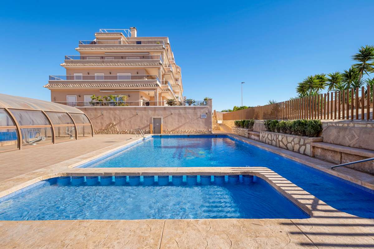 Apartamento segunda planta con 2 dormitorios, piscinas y sauna en Villamartin