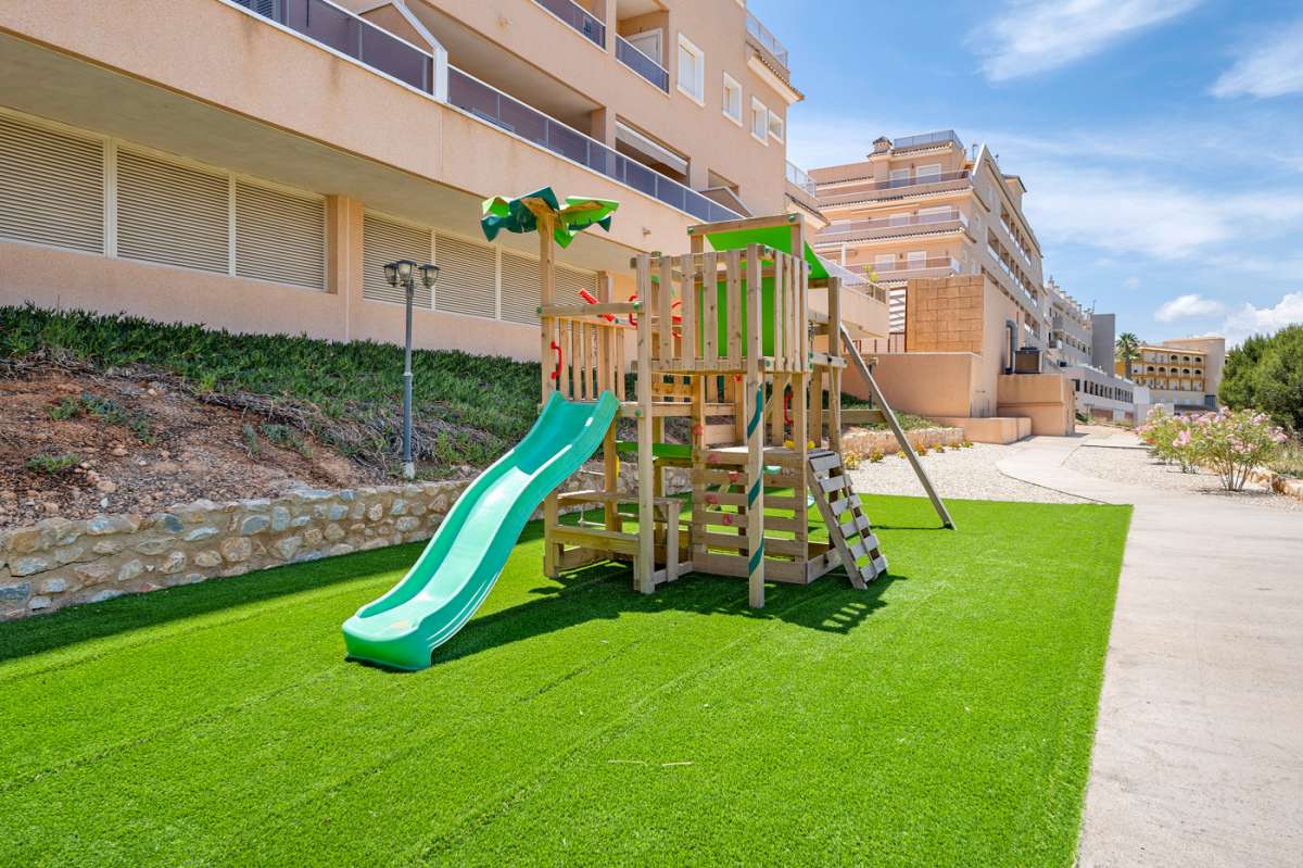 Apartamento segunda planta con 2 dormitorios, piscinas y sauna en Villamartin