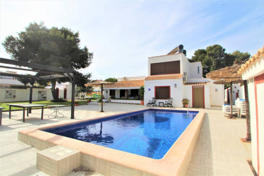 Villa estilo rústico con 9 habitaciones en Lomas de Cabo Roig